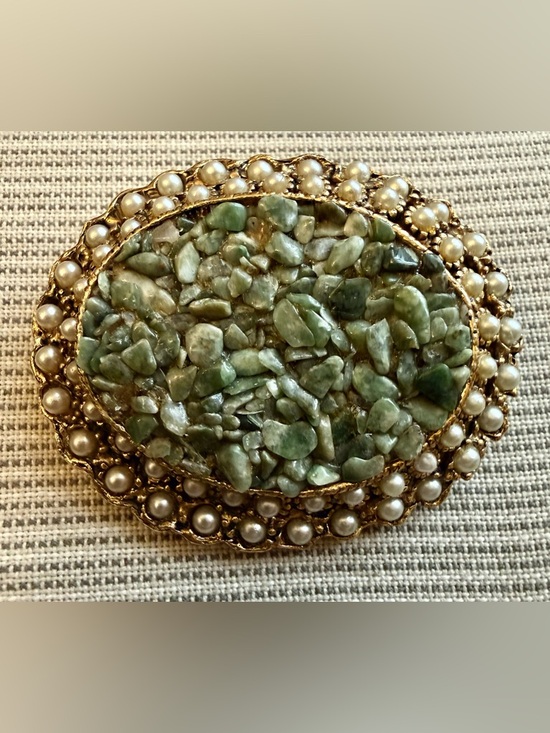 Jewelry - Jade Stone chips Green Gemstone Gold tone Faux Pearl Statement Brooch